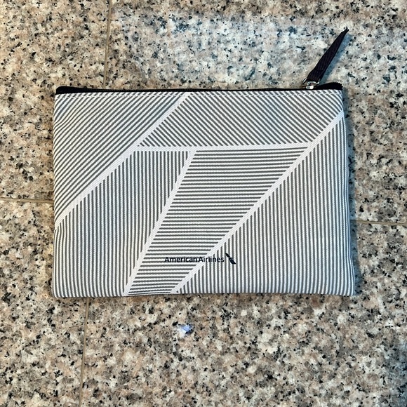 COPY - NWT American Airlines “13 lune” amenity kit (June 2024) - Picture 2 of 6